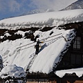 巧遇神田家要來清屋頂過於厚重的積雪