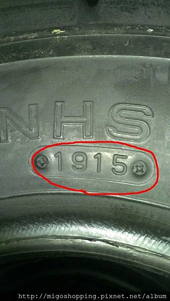 輪胎安全線怎麼看?輪胎磨到安全線怎麼辦?一般輪胎壽命有多長?輪胎安全線深度有多少?輪胎胎紋、輪胎規格、胎壓、胎溝這裡讓你一次搞清楚看明白 輪胎製造日期是打在胎邊,判讀方式是周+年分,以上圖紅圈部分,這條輪胎的製造日為2015年的第19周