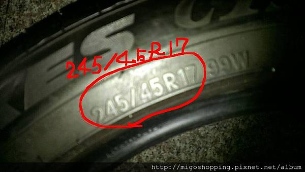 輪胎安全線怎麼看?輪胎磨到安全線怎麼辦?一般輪胎壽命有多長?輪胎安全線深度有多少?輪胎胎紋、輪胎規格、胎壓、胎溝這裡讓你一次搞清楚看明白 245--是胎面寬即是245mm,也就是輪胎與地面接觸的寬度,45--扁平比:45%。胎壁厚度為胎寬的45%,也就是245×45%=110.25mm,簾布層結構:R。R為幅射層結構。17--極為輪胎內徑(配合的鋼圈大小)為17吋,如果問及尺寸,只需要將245/45R17(以自己尺寸為主)念出,輪胎行就可以明白了。