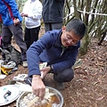 大哥又在煮午餐了大哥走路的時候都一副打瞌睡的樣子，可是做起事來，又變得精神奕奕的=.=