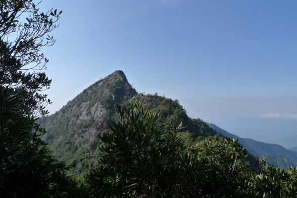 鳶嘴山（有像鳥嘴嗎？這裡的「主」鳥是烏鴉跟大冠鷲）