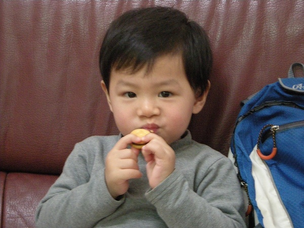 弟弟很喜歡吃東西喔！現在他在吃麥芽糖餅乾，牙齒被黏住時會露出可愛的表情。這桶餅乾他晚上還要提到床上一起睡才行。