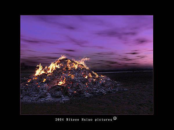2004-02-01  Night Flame 野火 - 這個天空是PHOTOSHOP做出來的. 看的出來嗎?