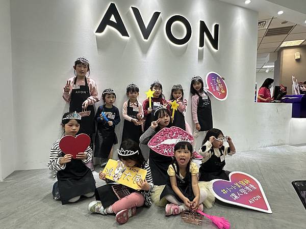 《蜻蜓寶貝的小小職人體驗》 雅芳- 小小美容師