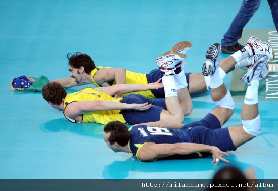 FIVB-WorldChampionshipItaly2010-1010-巴西win-giba滑地板.jpg