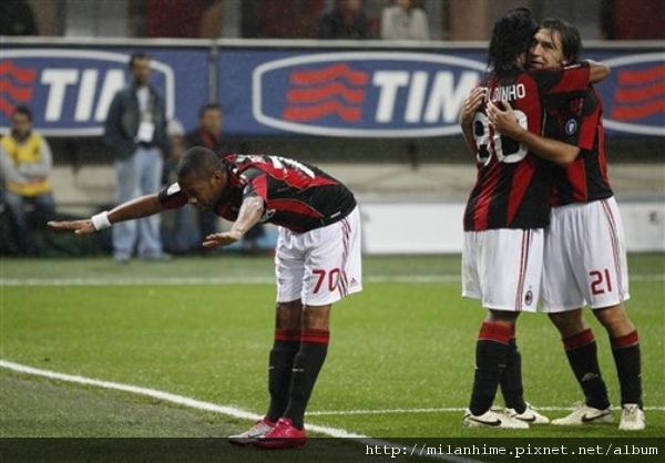 Milan-20101016-hug-pirlo-dinho.jpg