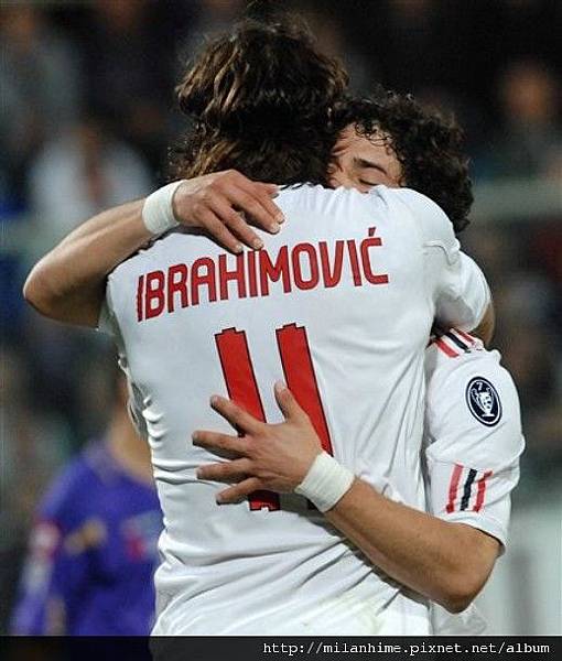 Milan-2011-0410-Fiorentina-IbraPato-hug.jpg