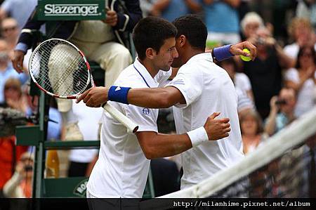 2011溫布頓-0701-四強-Nole-Tsonga-hug.jpg