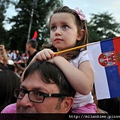 20110704-Nole-Belgrade首都慶祝會-女孩與國旗.jpg