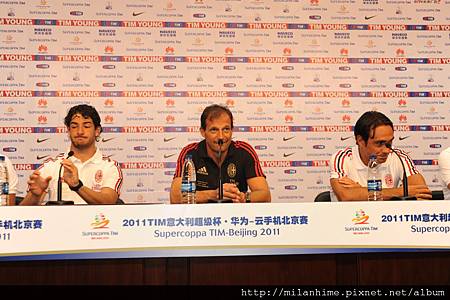 Milan-20110803-Nesta-pato-教練-press.jpg