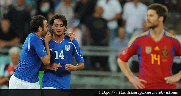 Azzurri-20110810-義西-有構圖-AquilaniGoal-Pazzini-Alonso.jpg