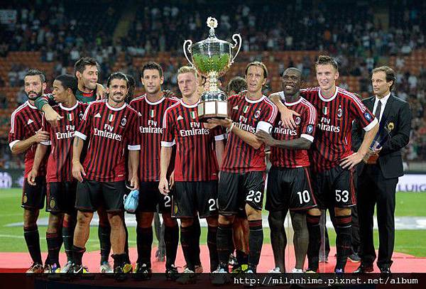 Milan-20110821-貝魯斯科尼杯-Ambro舉杯-nesta在哪裏.jpg