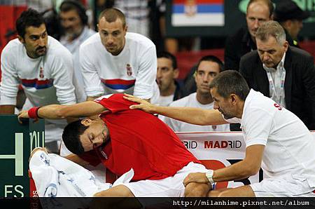 Nole-20110918-DavisCup-腰不行了.jpg