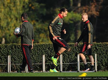 Milan-20111018-CLM3-Milanello備戰-Ibra-Abate-L.jpg