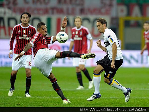 Milan-20111026-三中場-Ambro-Aquilani-Prince.jpg