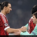 MilanBarca-CLM5-20111123-Ibra-Messi-握手.jpg