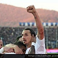 Milan-20120108-R17-Goal歡慶-ibra舉手.jpg