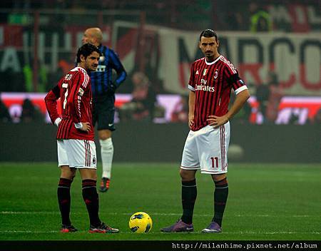 Milan-20120115-R18-Derby-失分後開球IbraPato.jpg