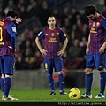 Barca-20120115-Messi-Cesc-發球點上.jpg