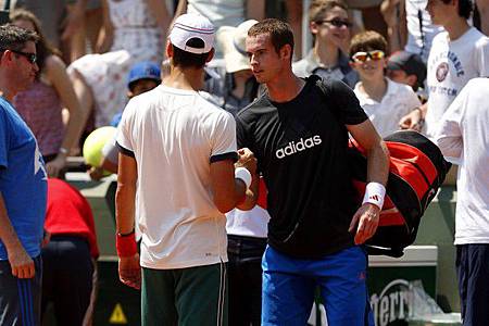 2012France-0527-Nole-training-Murray打招呼