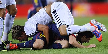 Supercup-20120823-ElClasico-funny-Messi-Coentrao