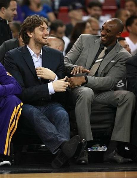 重點在場邊-PauGasol-KobeBryant-20120426-1.jpg