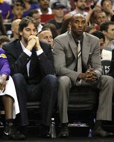 重點在場邊-PauGasol-KobeBryant-20120426-2.jpg