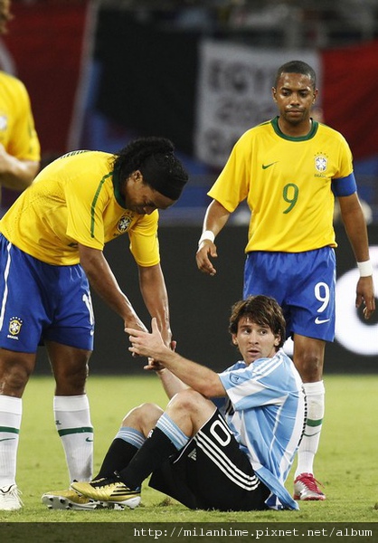 阿巴友誼賽-20101117-Messi-Dinho-Robinho.jpg