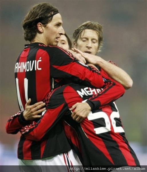 Milan-2011-0120-CoppaItalia-小朋友進球了-hug-ibra.jpg
