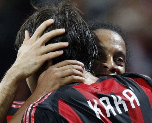 Milan-20080928-Inter-Dinho-Kaka歡慶-hug.jpg