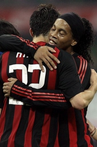 Milan-20081116-kaka-dinho-hug