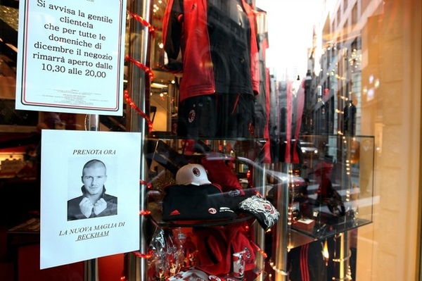 Milan Store 做好準備-20081219街頭