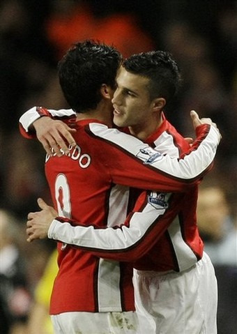 Arsenal-20090216-Dudu-Eduardo-Persie-hug.jpg