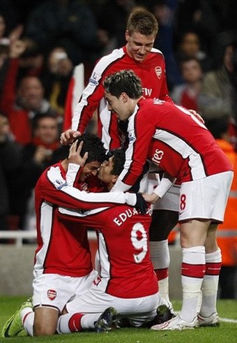 Arsenal-20090216-Dudu獻吻Vela-歡慶進球-great.jpg