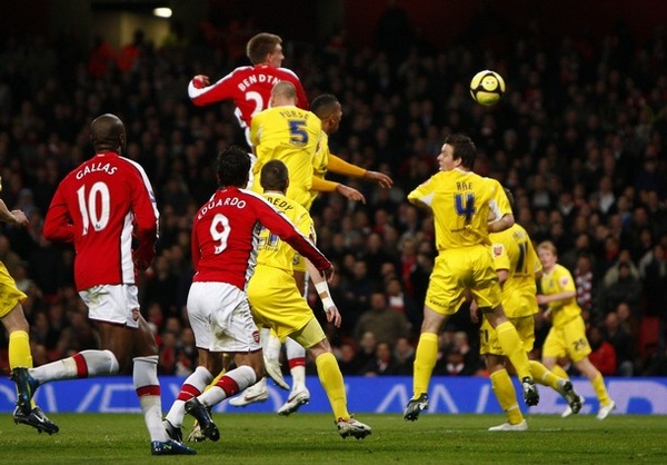 Arsenal-20090216-Bendtner-Jump.jpg