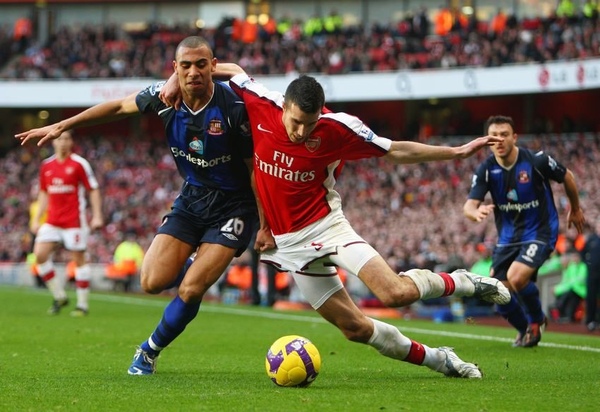 Arsenal-20090221-funny防守法-vanPersie.jpg