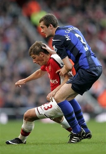 Arsenal-20090221-Arshavin-funny被防守1.jpg