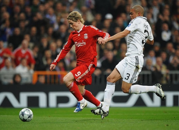 RM-20090225CL-Liverpool-Torres-pepe-防守牽手.jpg