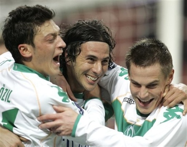 Milan-20090226-Bremen-Ozil-Pizarro-Rosenberg.jpg