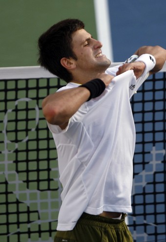 Djokovic-20090227-賽後脫衣慶祝2.jpg