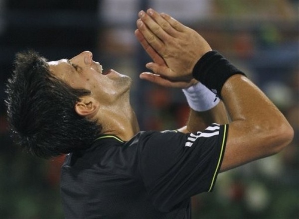 Djokovic-20090228-final-Dubai-謝天2a.jpg