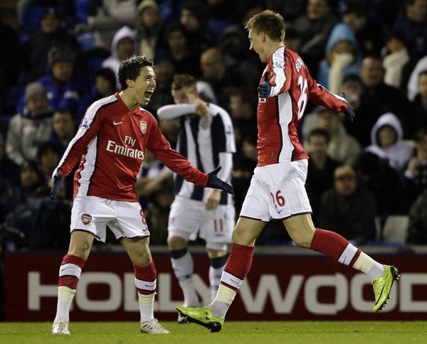 Arsenal-20090303-Bendtner-大巨人慶功-Nasri.jpg