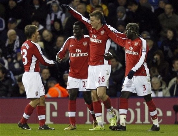 Arsenal-20090303-Bendtner-大巨人慶功-Arshavin.jpg