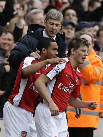 Arsenal-20090314-Arshavin-walcott-wenger.jpg