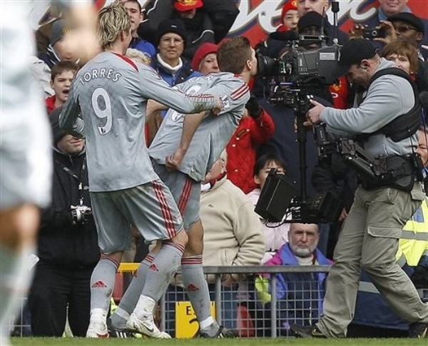 Liverpool-20090314-Torres-Gerrard-kissCamera.jpg