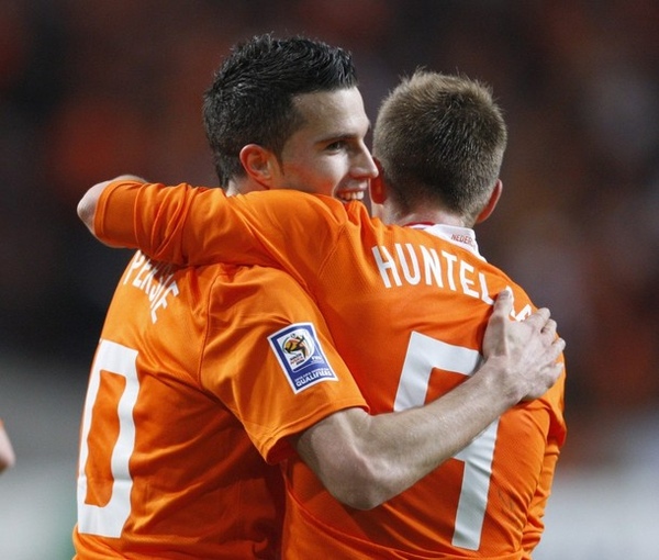 荷蘭-20090328-歡慶進球-RobinVanPersie-Huntelaar.jpg