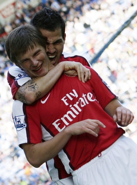 Arsenal-20090411-Cesc-Arshavin-hug.jpg