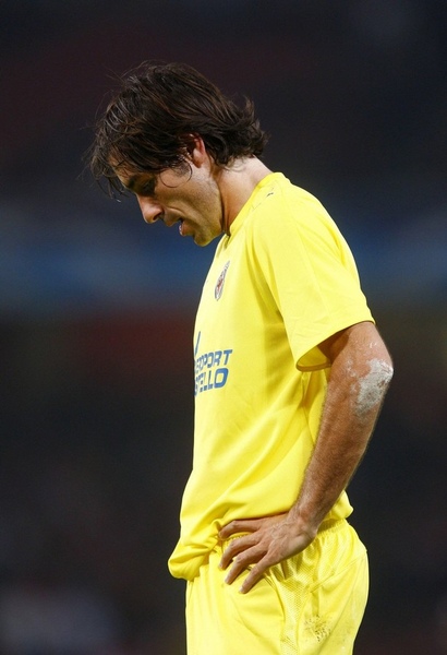 Villareal-20090415-RobertPires賽後低頭.jpg