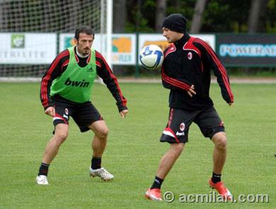 Milanello-20090429-pato-favalli-一老一小.jpg