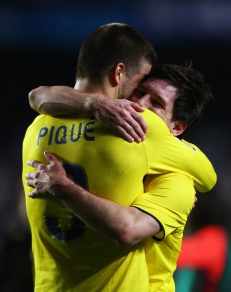 Barca-20090506CL-Messi-Pique-hug.jpg